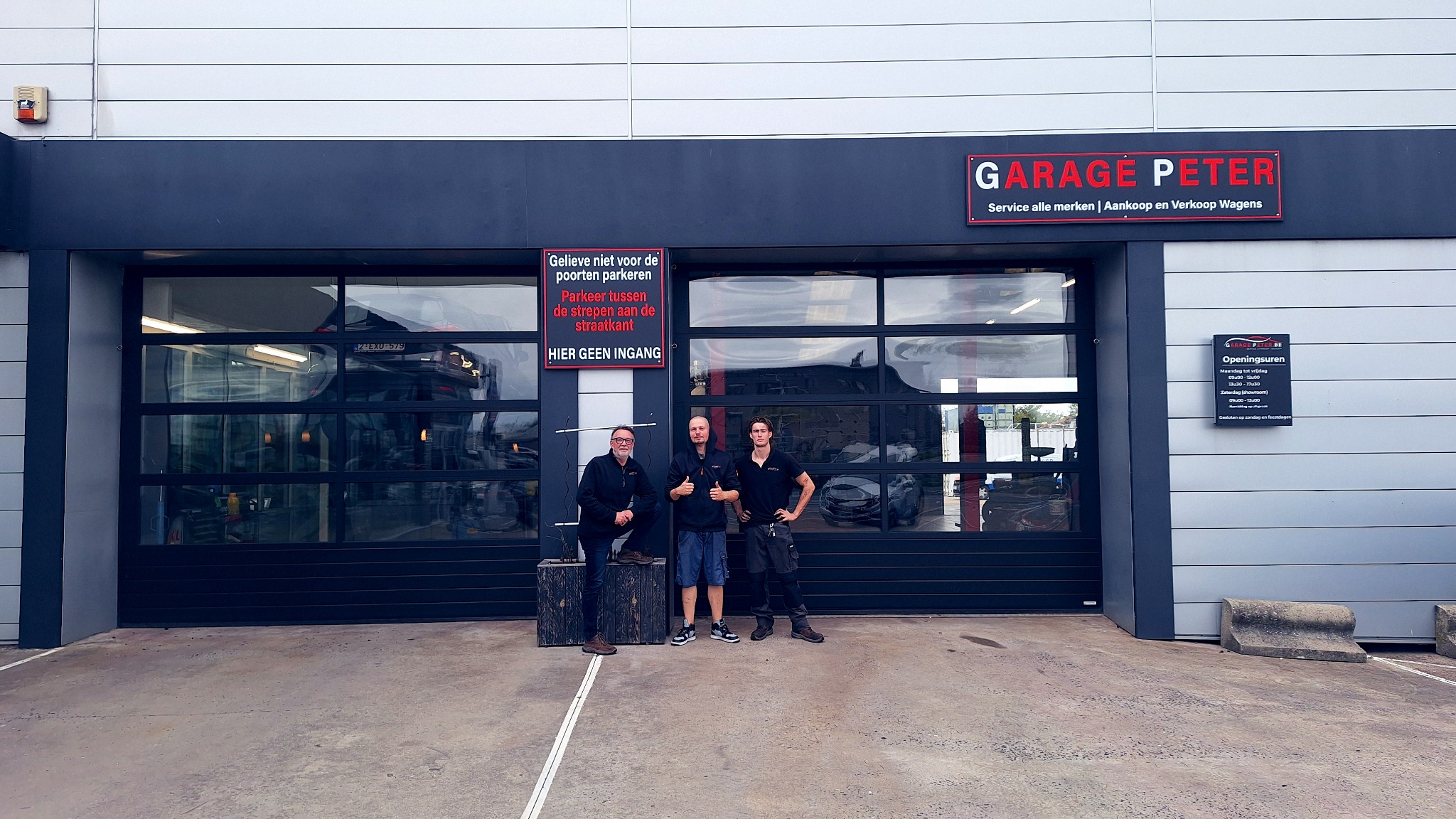 Peter, Adam en Thomas voor de werkplaats van Garage Peter in Bredene