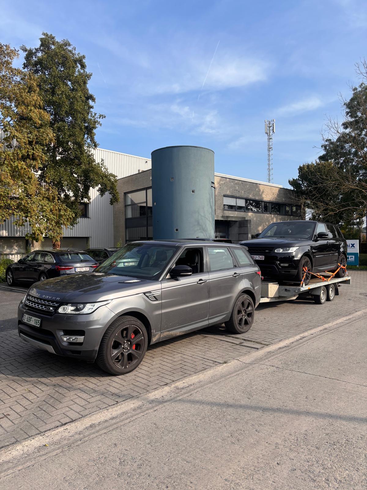 Range Rover met autotransporter voor voertuigtransport en depannage
