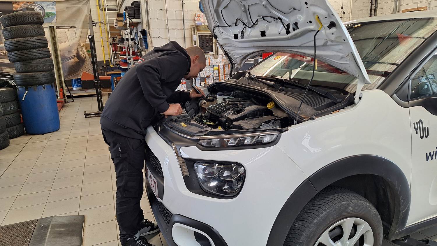 Adam, hoofdmecanicien bij Garage Peter, tijdens motoronderhoud