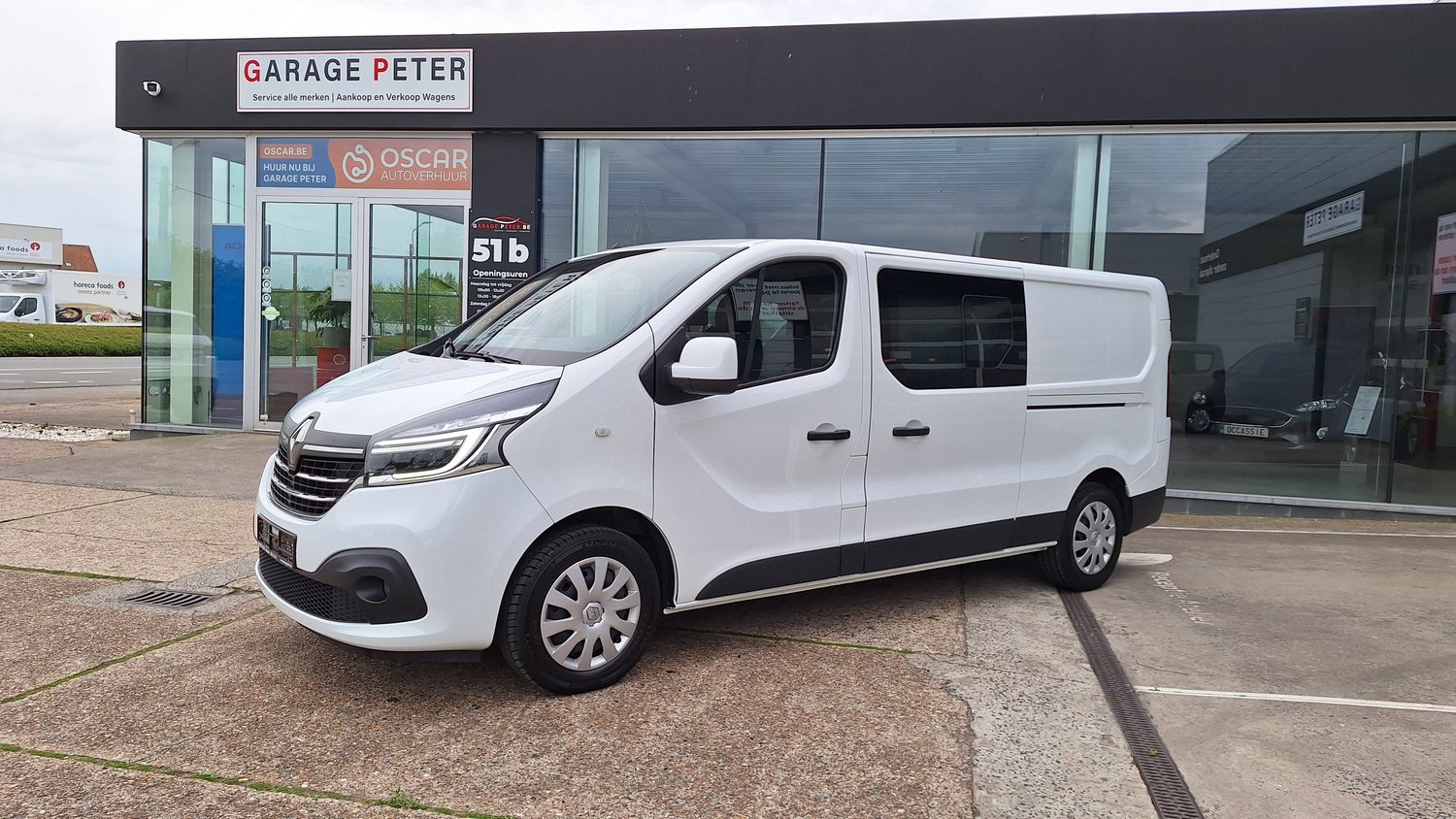 Drie extra huurwagens: Renault Clio en Trafic